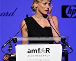 基金會主席莎朗·斯通(Sharon Stone)登臺發言，說到動情處不禁潸然淚下。(圖/Getty Images)