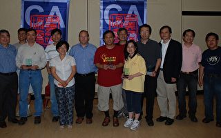 获“Leadership”奖的5位中文学校校长以及童振邦会长(左一)、参选爱迪生市议员的李美玲女士(左三)等合影。(摄影：卫泳/大纪元)