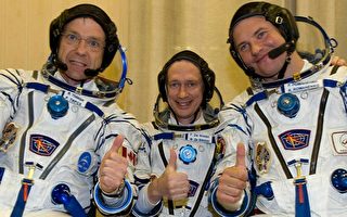 组图：国际空间站考察组成员准备升空