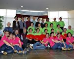 图：小雨点舞团（红衣）、深息止念学会（绿衣）、颐康护理院的耆老及“春颐恒动”组办者们在5月28日新闻发布会上（摄影：周行/大纪元）