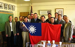 芝城中華會館回臺參訪 臺北辦事處授中華民國國旗