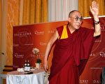 5月31日，达赖喇嘛在丹麦访问期间接见藏、汉、丹民众，图为他结束会见时向大家致意 。（摄影：林达 ／大纪元)