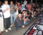 组图：洛杉矶民众中领馆前烛光祭奠六四