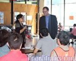 麻州眾議員Jason Lewis拜訪文誠中校，(左)為校長張海靜。(攝影:林之昊/大紀元)