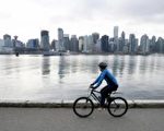 騎自行車環繞溫哥華。(Don Emmert/AFP/Getty Images)