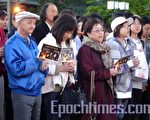芝加哥华人在华埠广场为华裔记者凌志美和韩裔记者李云娜举行烛光祈福。 （摄影：唐寅/大纪元）