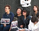 凌志美的母親王美燕（戴墨鏡者）在5月21日洛杉磯為兩名記者舉辦的一次燭光祈福會上。（攝影：劉菲/大紀元）