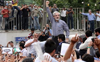 從上星期五總統大選結束之後，首次露面的伊朗前總理墨沙維也出現在德黑蘭自由廣場舉行的群眾集會上。（(Photo by Getty Images）
