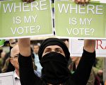 6月16日，德黑蘭再度爆發大規模民眾抗議大選結果。一位婦女手舉「我的選票去那裏了」的標牌抗議。（AFP）
