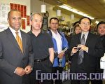 派翠克州长(左一)一行走访新新超市。(摄影:冯文鸾/大纪元)