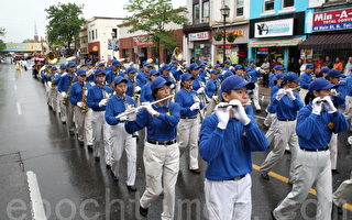 组图：天国乐团宾顿市花城游行受欢迎