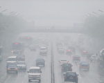 奥运后的北京空气质量迅速恶化。2009年4月23日北京,行走在天桥上的行人（顶中）几乎在烟雾里消失。 (Photo credit should read FREDERIC J. BROWN/AFP/Getty Images)
