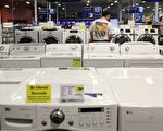2009年5月28日在加利福尼亚州旧金山，客户在百思买店正在看展示的洗衣机。四月份新订单的美国耐用品上升百分之1.9 ，是2007年12月以来最大单月涨幅。(Photo by Justin Sullivan/Getty Images)