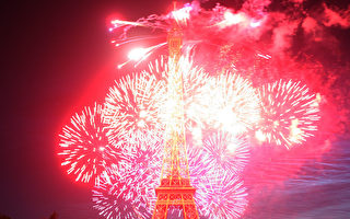 组图：埃菲尔铁塔烟火表演庆祝法国国庆