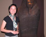 「等待著復活的木乃伊 」在寶爾博物館隆重呈現﹐左為特展助理張立欣(大紀元記者袁玫攝)