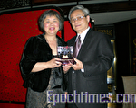 履获殊荣的陈家骅(右)获奖，由陈美霞颁发。(摄影:文蕾/大纪元)
