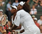 美國著名網球運動員Venus Williams（左）與Serena Williams（右）在09年溫網雙打比賽中   圖片來源：Getty Images