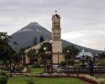 世界上最幸福的國家——哥斯達黎加，圖為拉圖教會後面是知名的阿雷納爾火山。  (JARA/AFP/Getty Images)
