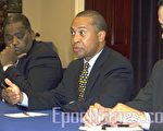 州长派翠克在圆桌会议上回答少数族裔媒体的咨询。(摄影:徐明/大纪元)