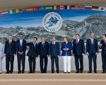 世界八大工業國高峰會（G8）今天在意大利開幕，八國領導人及歐盟輪執主席國瑞典總理，歐盟執委會主席一同合影。（法新社）
