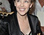 女星凯莉·米洛(Kylie Minogue)笑脸迎人，观看时装秀。(图/Getty Images)