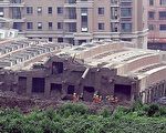 上海一座正在建设中的13层居民楼——闵行区梅陇镇的“莲花河畔景苑”弹指之间轰然倒塌。（大纪元资料图片）