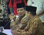 順利連任下一屆印尼總統的尤多約諾（左）和即將上任的副手布迪約諾（右）。（圖片來源：新唐人電視台）