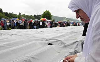 波斯尼亚8,000大屠杀尸体下葬