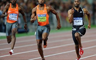 在男子100米决赛中，盖伊(右者)以9秒77的好成绩夺冠。图中为鲍威尔。//Getty Images