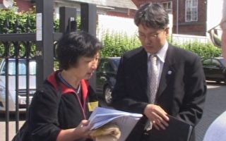 丹麦法轮功学员韩国使馆提诉求