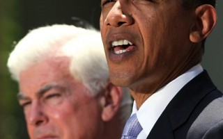 7月15日華盛頓,美國總統奧巴馬(右)在白宮玫瑰園講話，奧巴馬敦促國會8月休會前通過的衛生保健改革法案。(Photo by Robert Giroux/Getty Images)