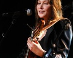 法國第一夫人卡拉-布呂尼-薩科齊(Carla Bruni-Sarkozy) 曼德拉日音樂會上彈吉他獻唱。(圖/Getty Images)