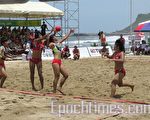 中華女子沙灘手球隊與泰國隊爭球。（攝影：李逍遙／大紀元）