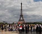法新社：上百法輪功修煉者在巴黎抗議中國迫害
