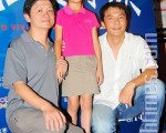 林志儒（左起）、赵祐萱与导演合影。（摄影：简玮志／大纪元）