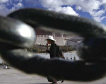 中共的高压政策如铁链一样锁住藏人的希望。（法新社）