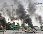 韩国“双龙汽车”厂抗议工人占据工厂并设置路障。(PARK YEONG-DAE/AFP/Getty Images)