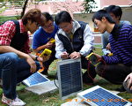 致遠工管系 戴文雄主任指導學生操作太陽能面版。（致遠提供）