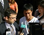 2009年7月27日，多伦多金牛城超市店主陈旺(中)及其代表律师Seth P. Weistein（左）在安省法庭外接受媒体采访（摄影：周行/大纪元）