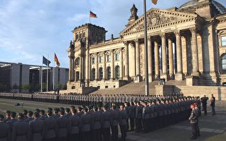 德国新兵国会前举行宣誓仪式