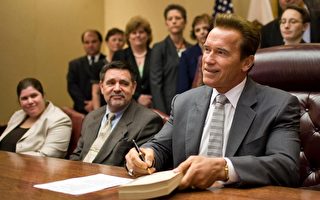 加州州长史瓦辛格签署预算案