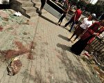 中共軍警開槍鎮壓烏魯木齊示威抗議事件。根據官方公布數據，事件已造成156人死亡、800多人受傷。圖為鎮壓事件後，現場留下的斑斑血跡。（ PETER PARKS/AFP/Getty Images）
