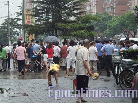快讯 因上海世博会小贩遭冲击不满堵路抗议 城管 大纪元