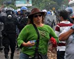 7月30日，塞拉亚支持者堵塞特古西加尔巴（Tegucigalpa）以北10公里通往最重要港口的高速公路，试图阻断两地之间的车辆往来，并与维持秩序的军警爆发冲突。军警向示威者投掷大量催泪瓦斯，逼迫示威者散去。（ORLANDO SIERRA/AFP/Getty Images)