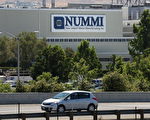 位于880高速公路东侧的NUMMI工厂。（摄影： Justin Sullivan/Getty Images）