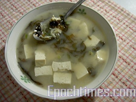 清爽、低热量的豆腐虾皮紫菜味增汤(梅芬/大纪元)