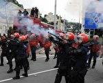 8月1日马来西亚吉隆坡约有两万民众参加废除国内安全法令示威，438名民众被捕。图为防暴警察使用消防催泪瓦斯弹驱散在国家清真寺附的近示威者。（图片来源：法新社）