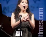 组图:何佳陵获声乐大赛女声铜奖