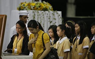 学生排起长队，瞻仰菲律宾前总统阿基诺夫人的遗容。这位菲律宾第一位女总统和结肠癌斗争了一年后，在星期六去世，享年76岁。(ERIK DE CASTRO/AFP/Getty Images)