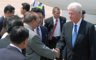 美前总统克林顿抵朝鲜争取记者获释